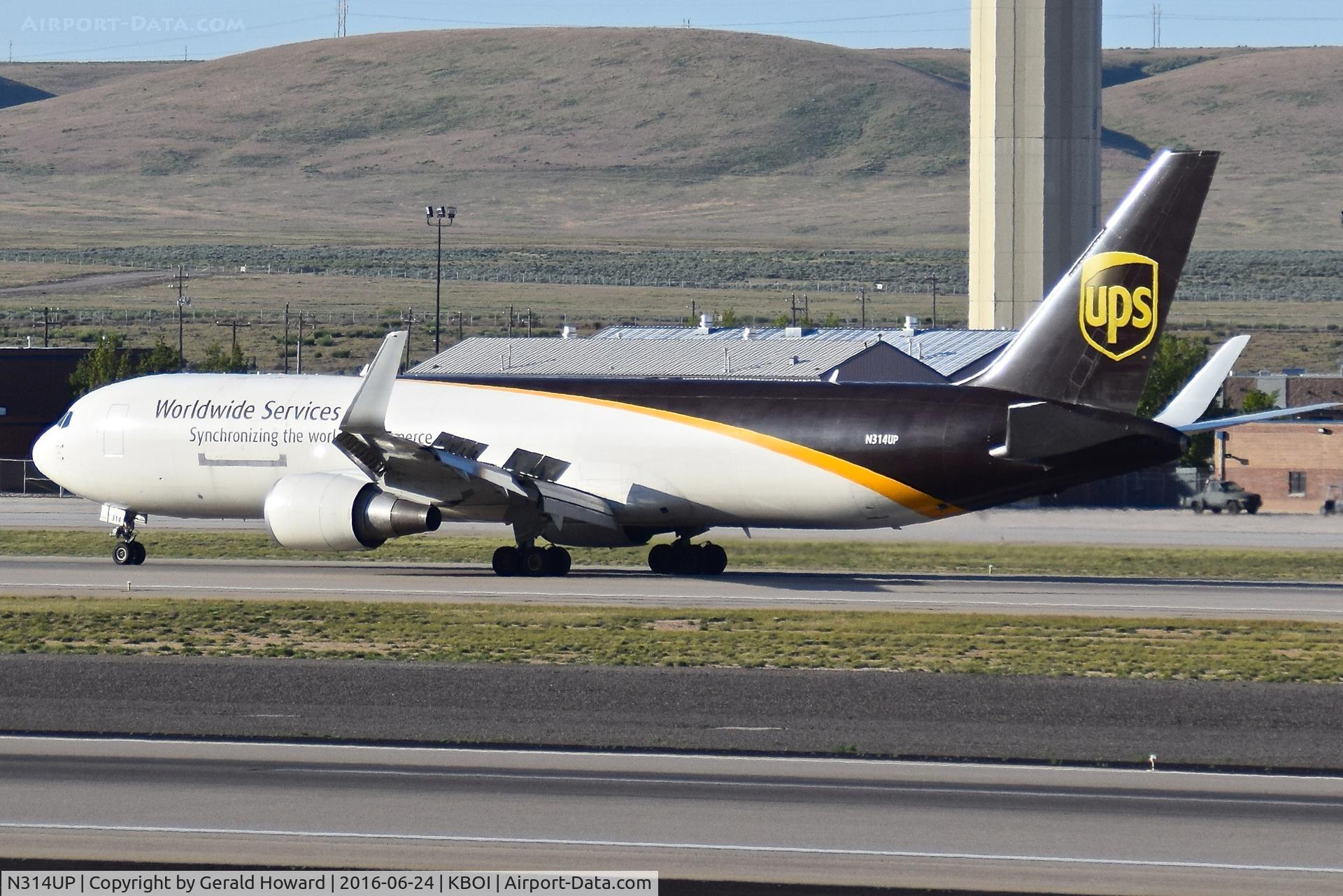 N314UP, 1996 Boeing 767-34AF C/N 27742, Landing roll out on RWY 10R.