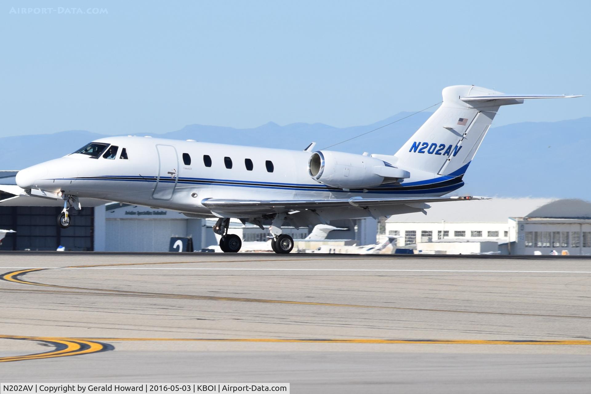 N202AV, 1999 Cessna 650 C/N 650-7108, Landing RWY 10L.
