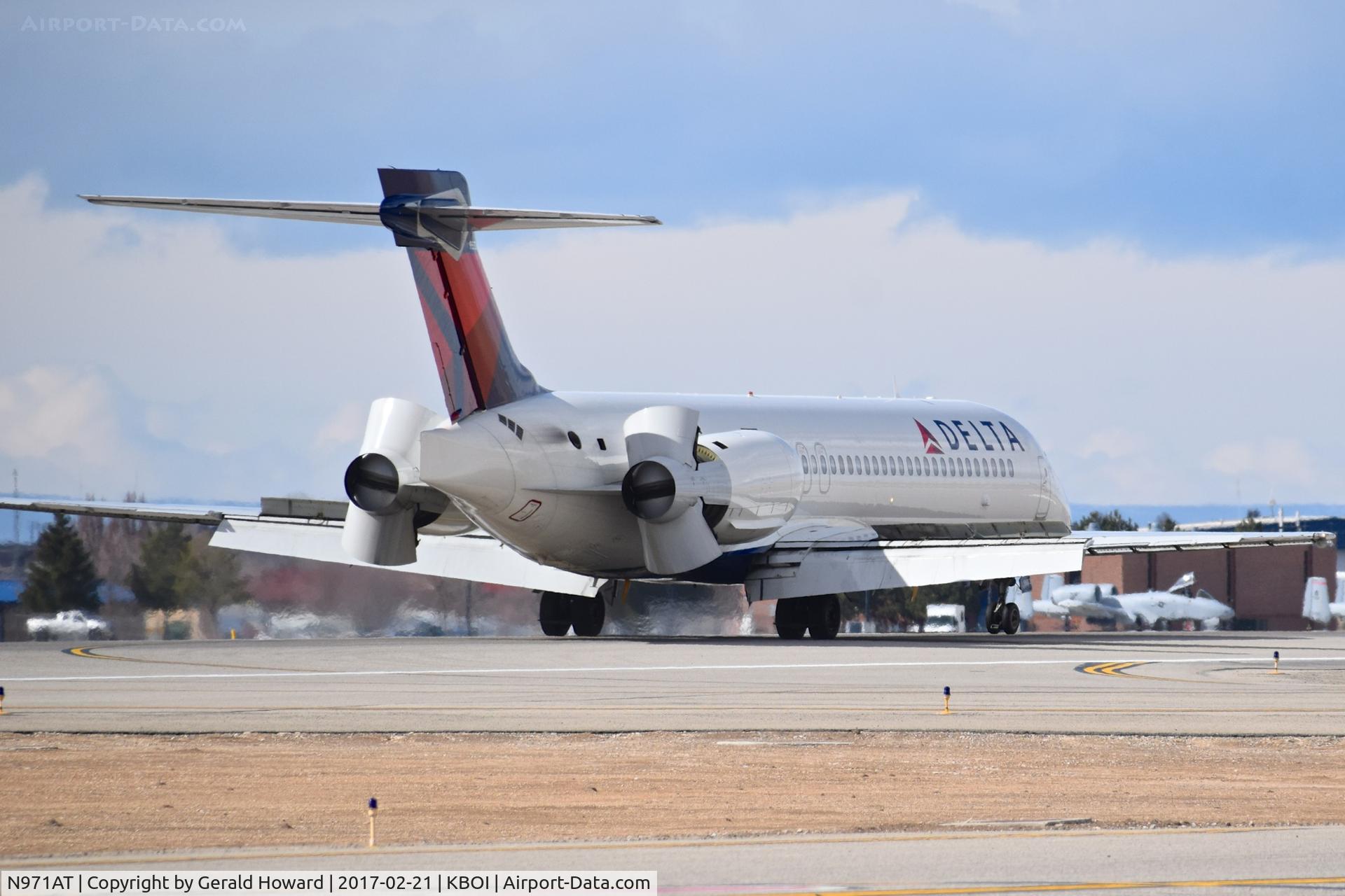 N971AT, 2001 Boeing 717-200 C/N 55032, Landing roll out.