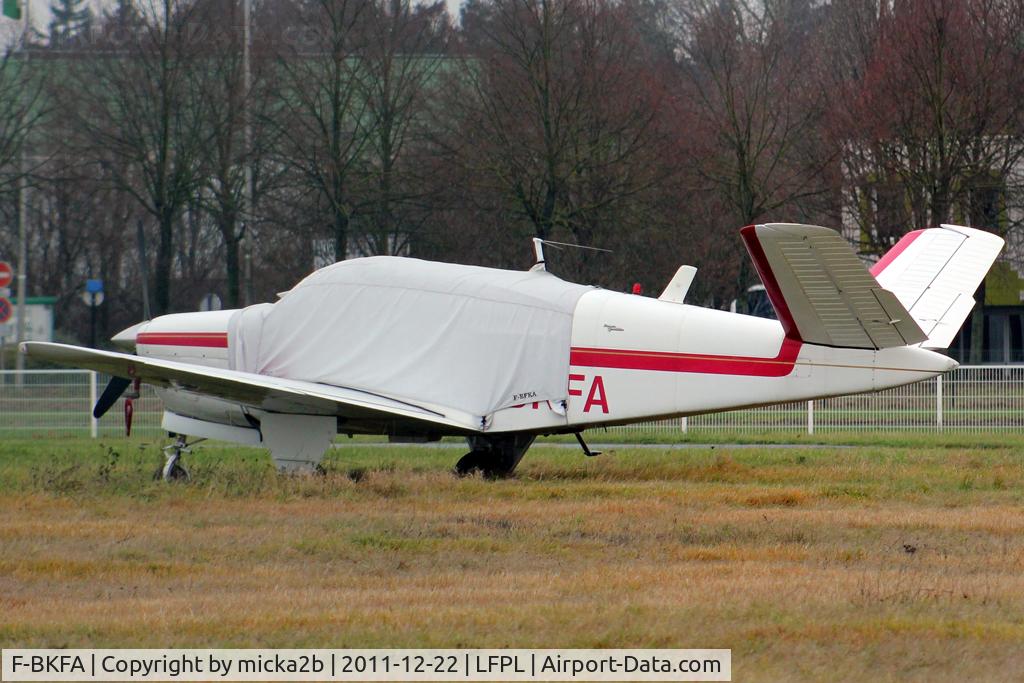 F-BKFA, 1964 Beech S35 Bonanza Bonanza C/N D-7432, Parked