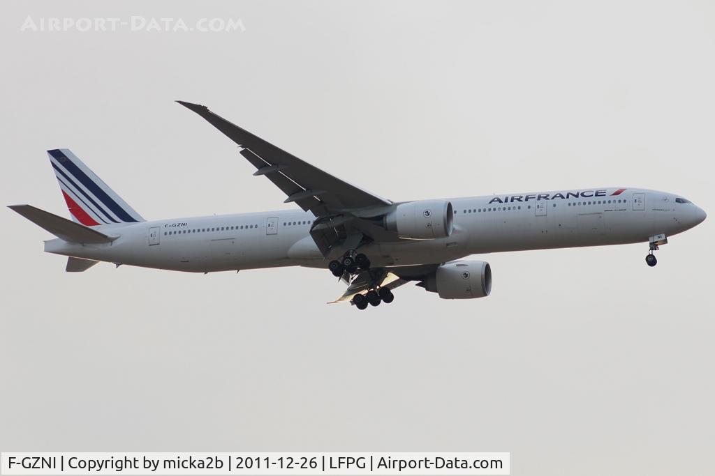 F-GZNI, 2011 Boeing 777-328/ER C/N 39973, Landing