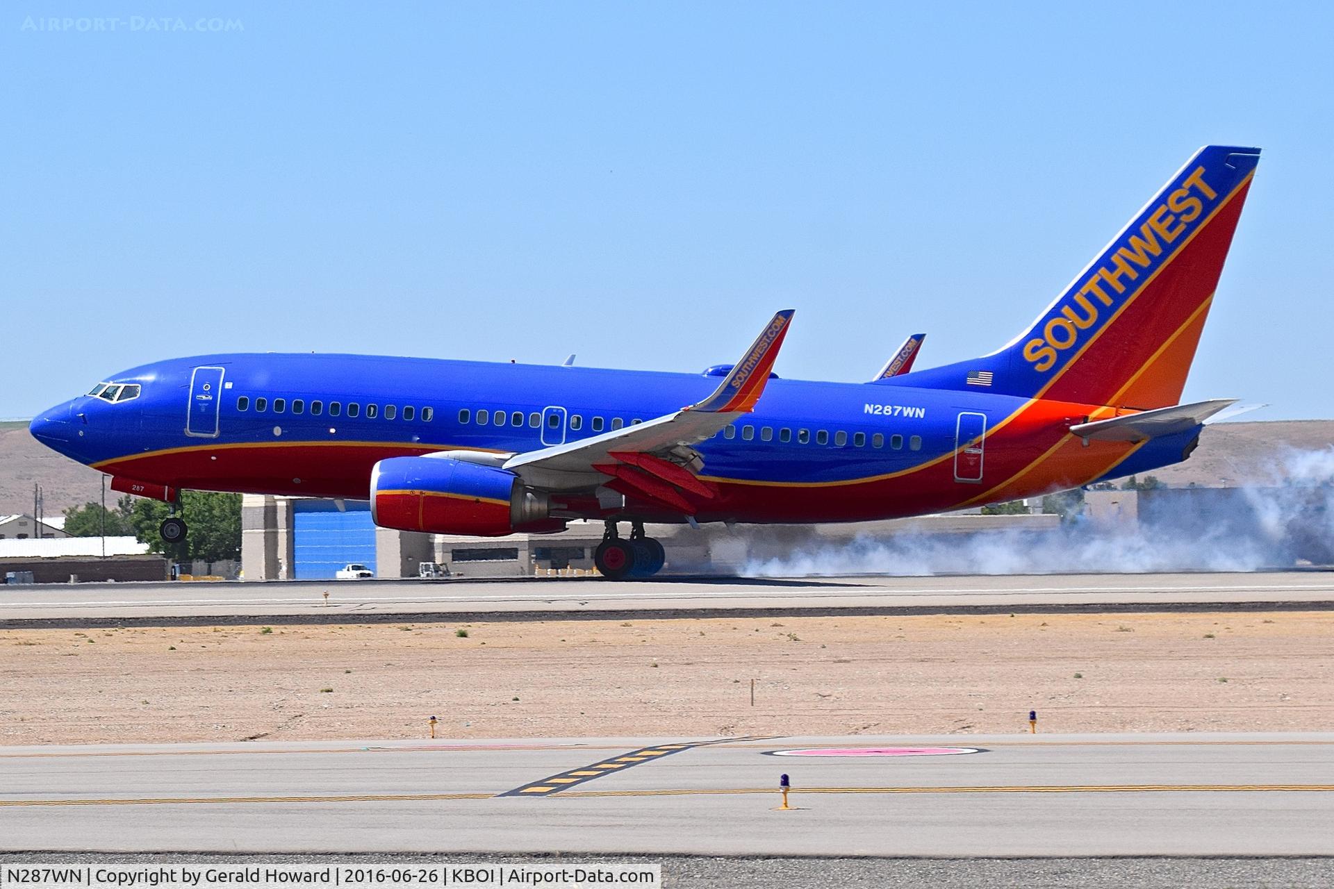 N287WN, 2007 Boeing 737-7H4 C/N 32537, Landing RWY 10L.