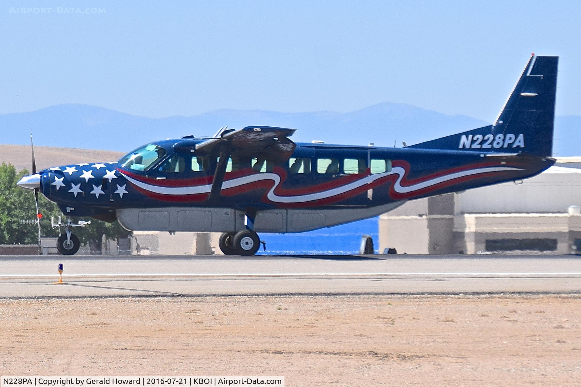 N228PA, 2002 Cessna 208B Grand Caravan C/N 208B0930, Landed RWY 10L.