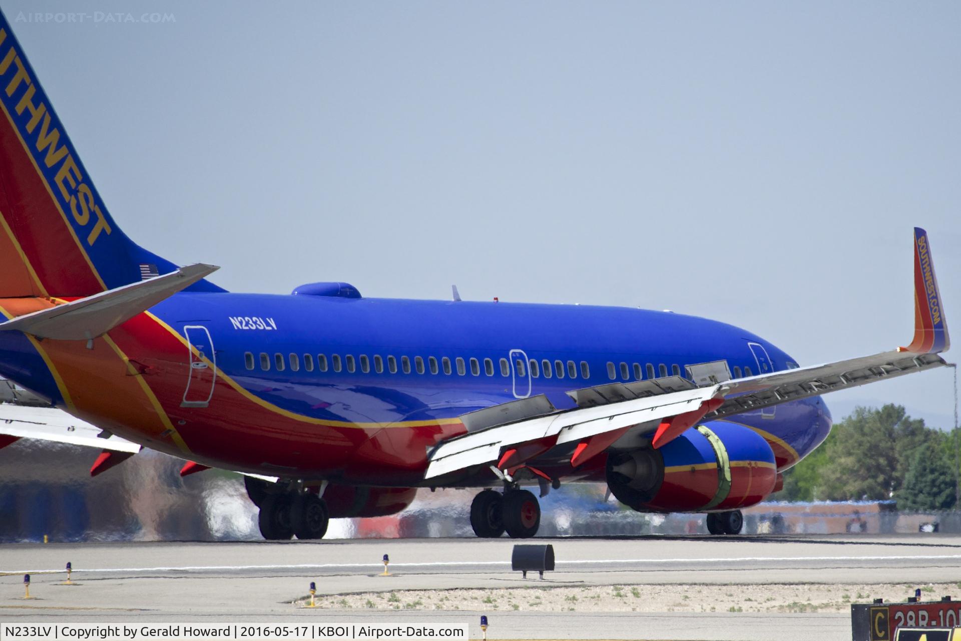 N233LV, 2006 Boeing 737-7H4 C/N 32501, Roll out on RWY 28R.