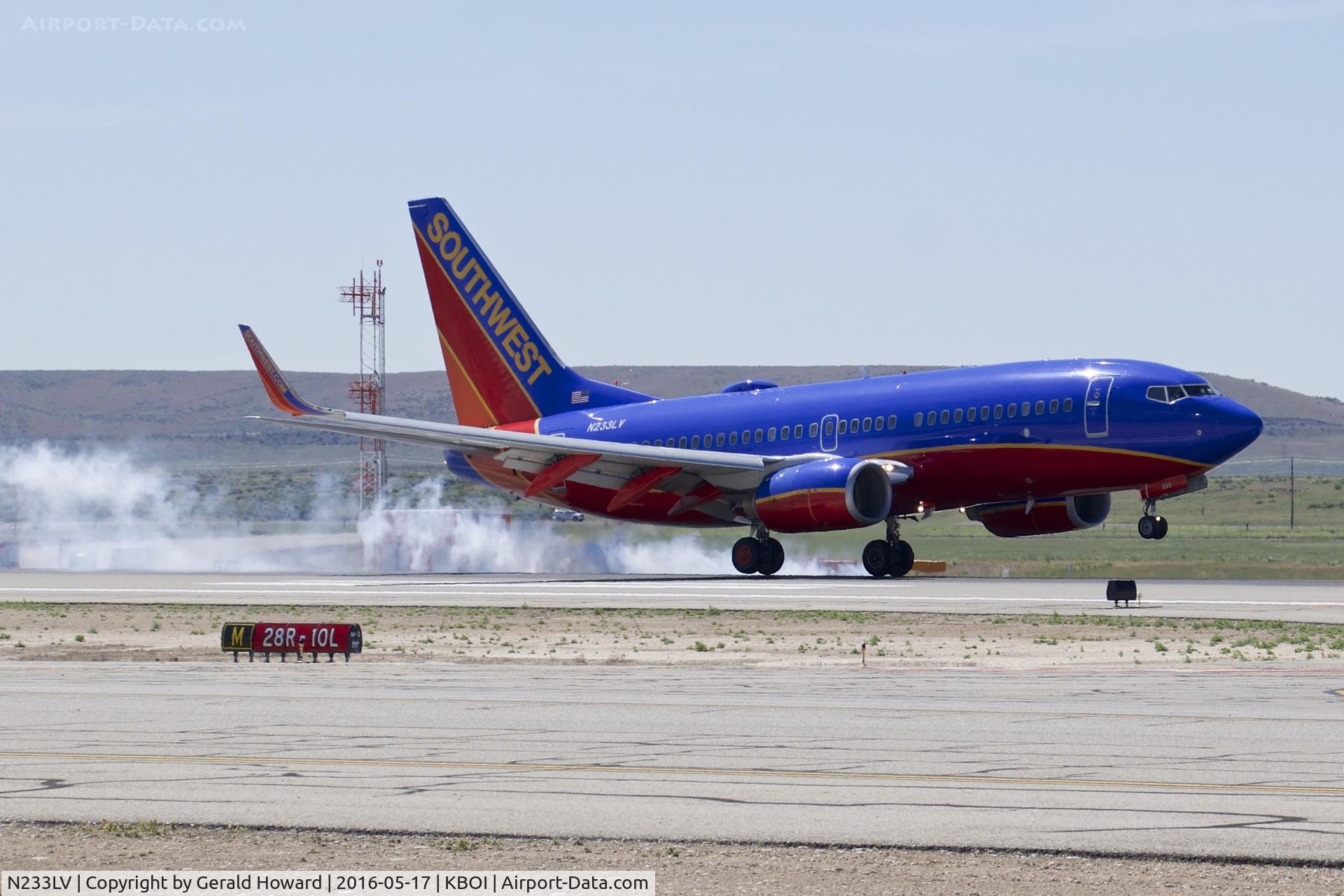 N233LV, 2006 Boeing 737-7H4 C/N 32501, Landing RWY 28R.