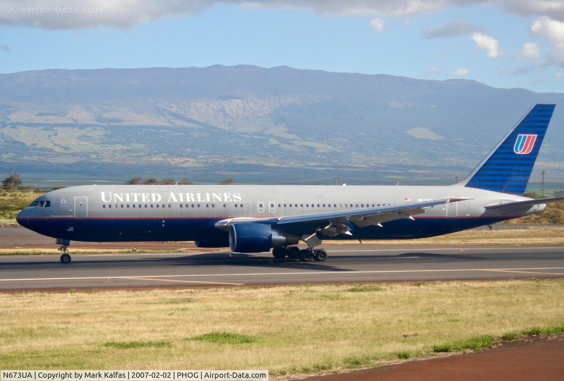 N673UA, 2000 Boeing 767-322 C/N 29241, United Airlines Boeing 767-322, c/n: 29241, arriving RWY 2 at PHOG.