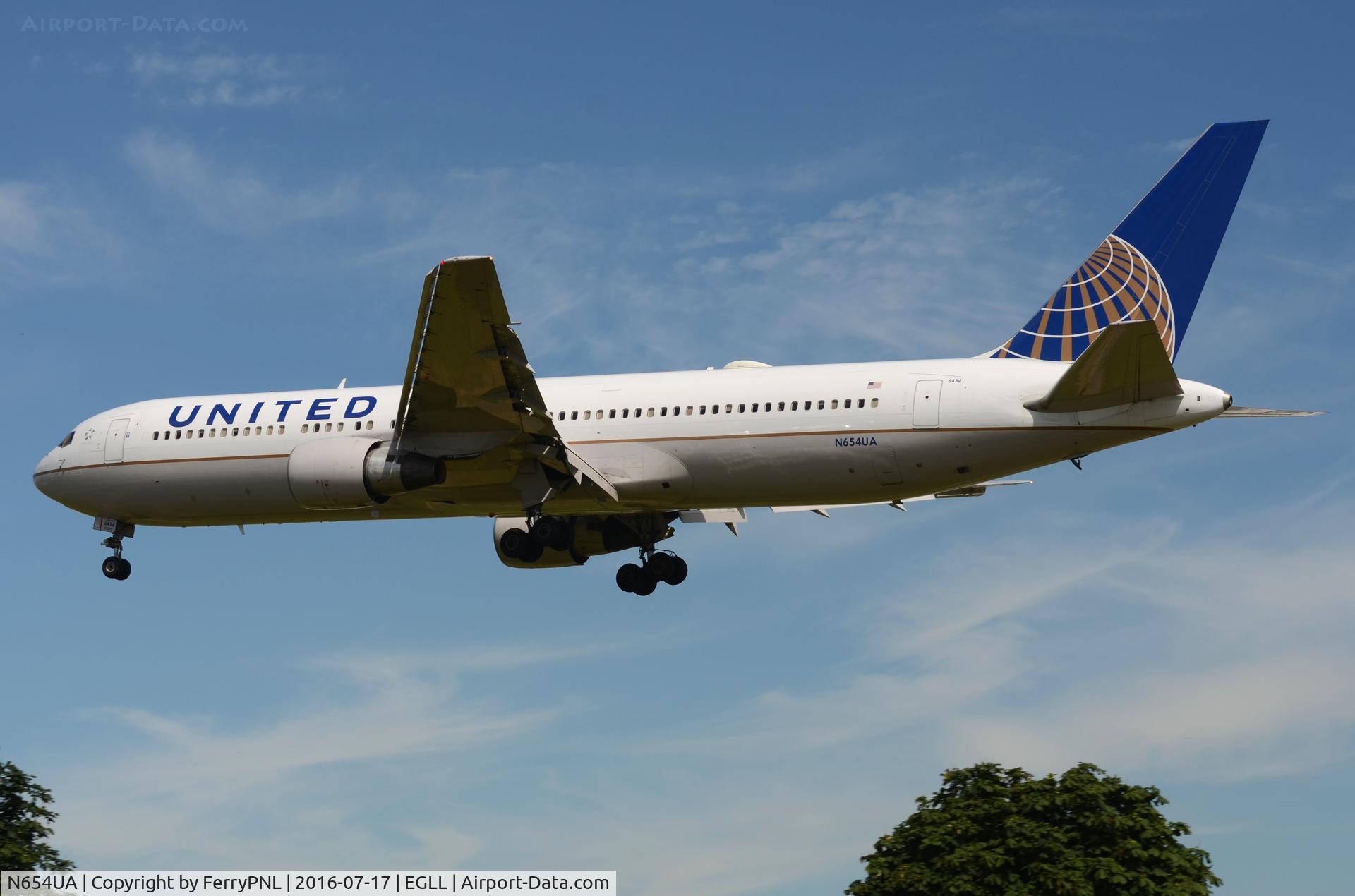 N654UA, 1992 Boeing 767-322ER C/N 25392, United B763 landing