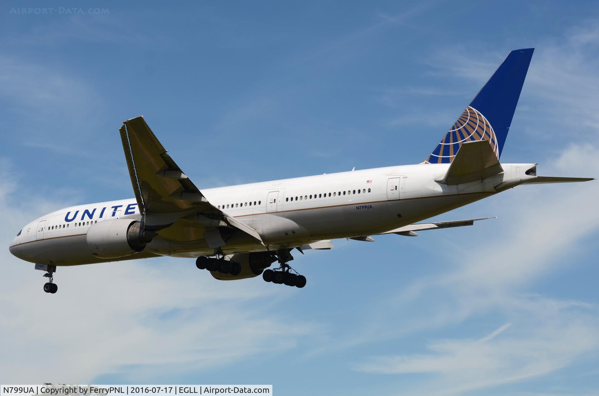 N799UA, 1998 Boeing 777-222 C/N 26926, United B772 landing