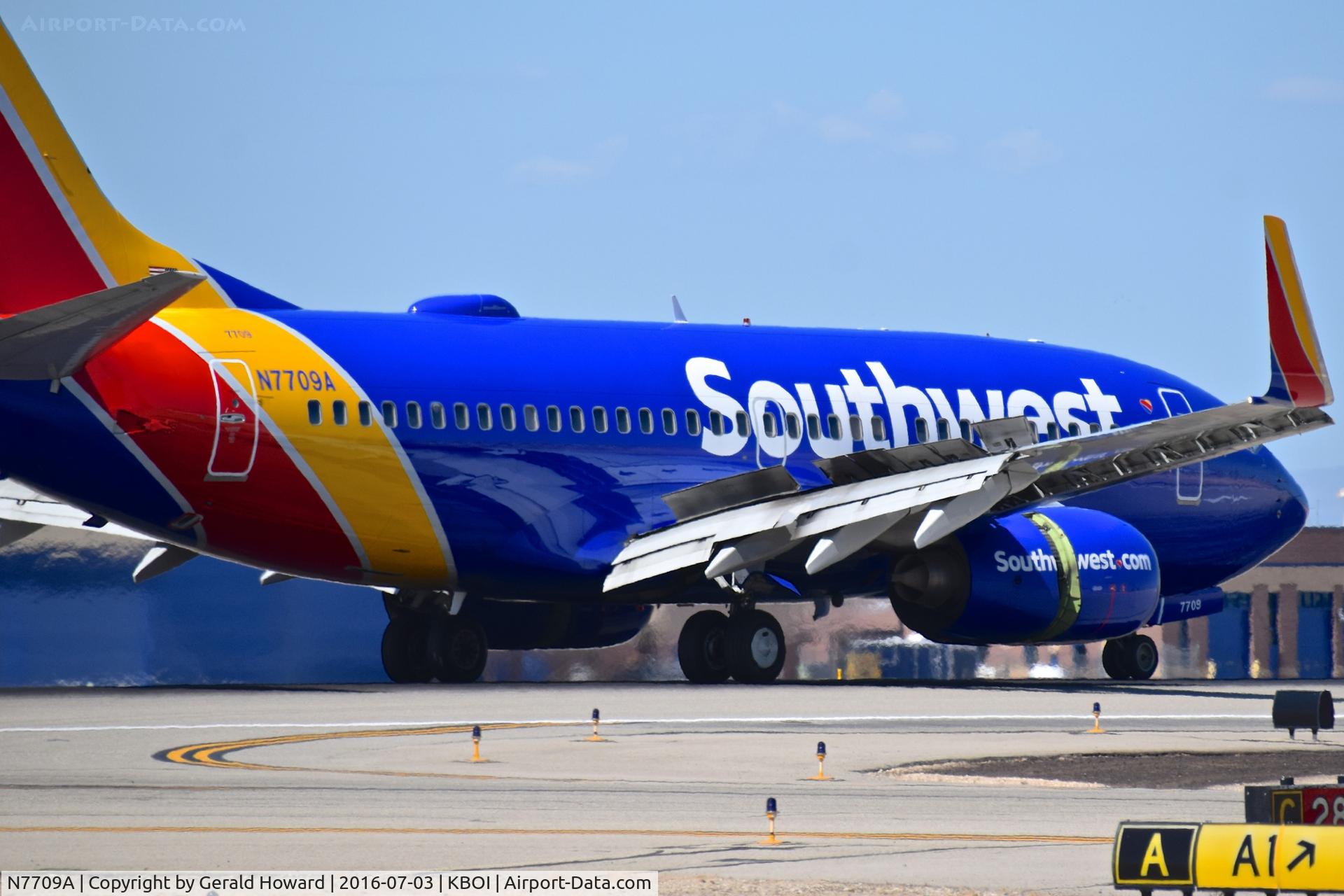 N7709A, 2005 Boeing 737-76N C/N 32654, Landing roll out on RWY 28R.
