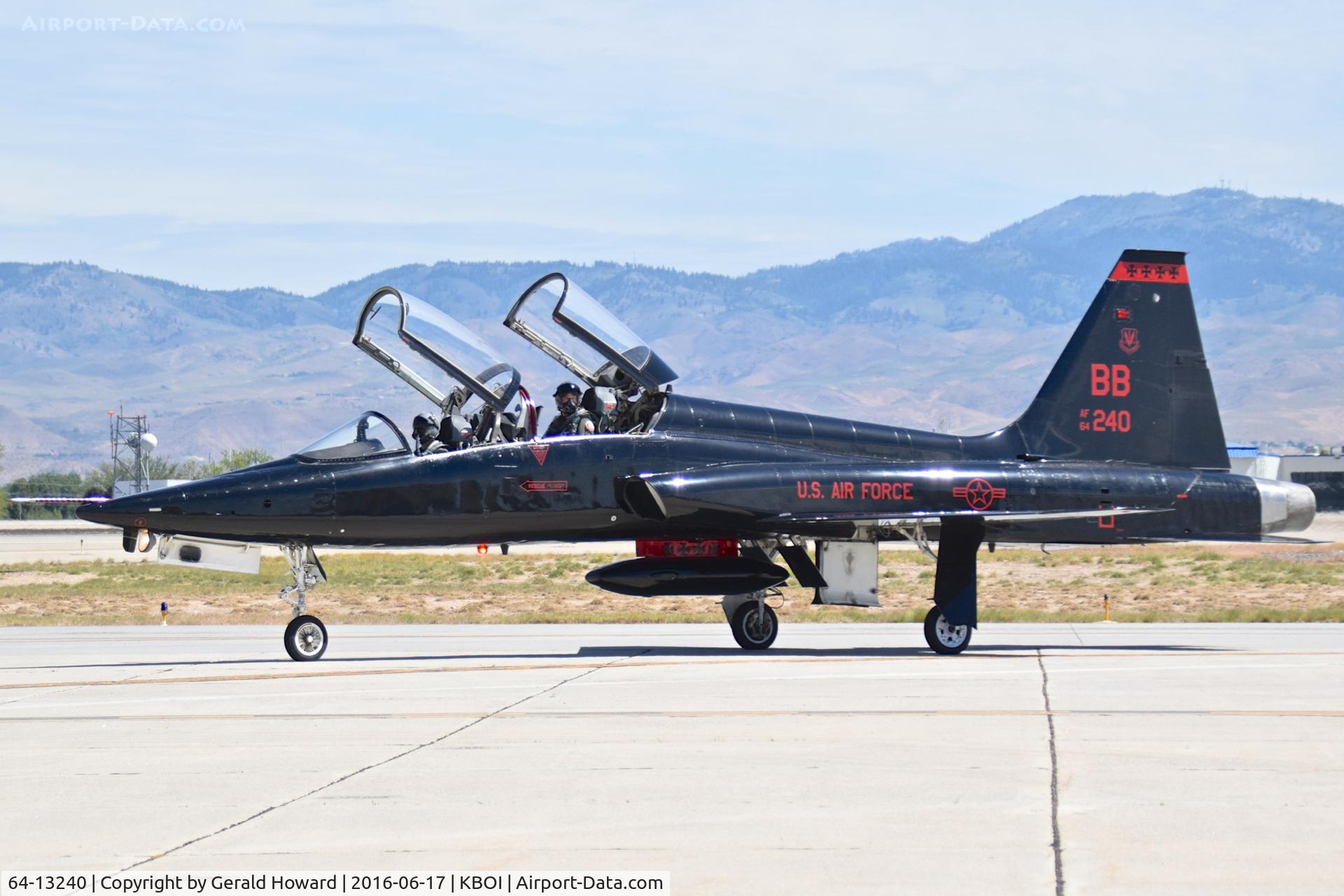 64-13240, 1964 Northrop T-38A-55-NO Talon C/N N.5669, Turning off Bravo. 9th Recon Wing, Beale AFB, CA