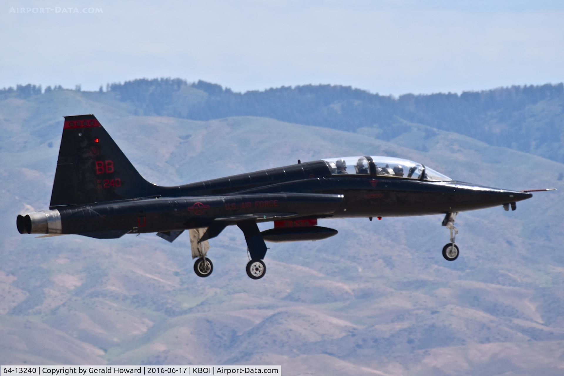 64-13240, 1964 Northrop T-38A-55-NO Talon C/N N.5669, Landing RWY 10R. 9th Recon Wing, Beale AFB, CA