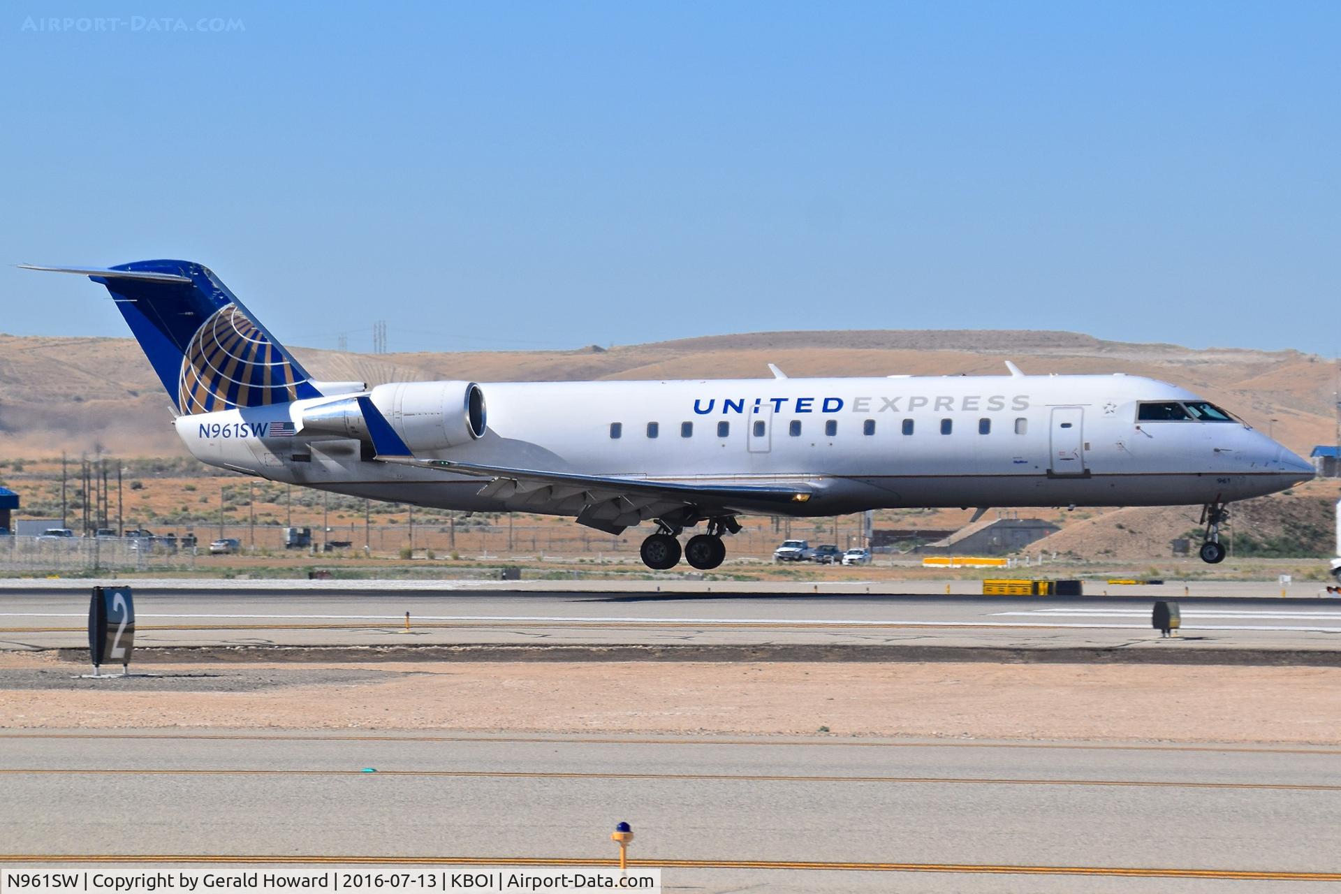 N961SW, 2003 Canadair CL-600-2B19 Regional Jet CRJ-200LR C/N 7857, About to land on RWY 28R.