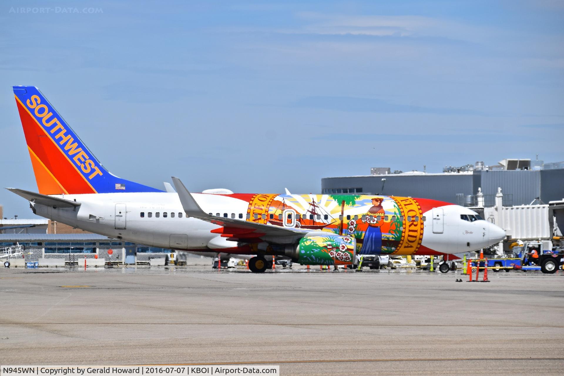 N945WN, 2010 Boeing 737-7H4 C/N 36660, Push back from the gate.