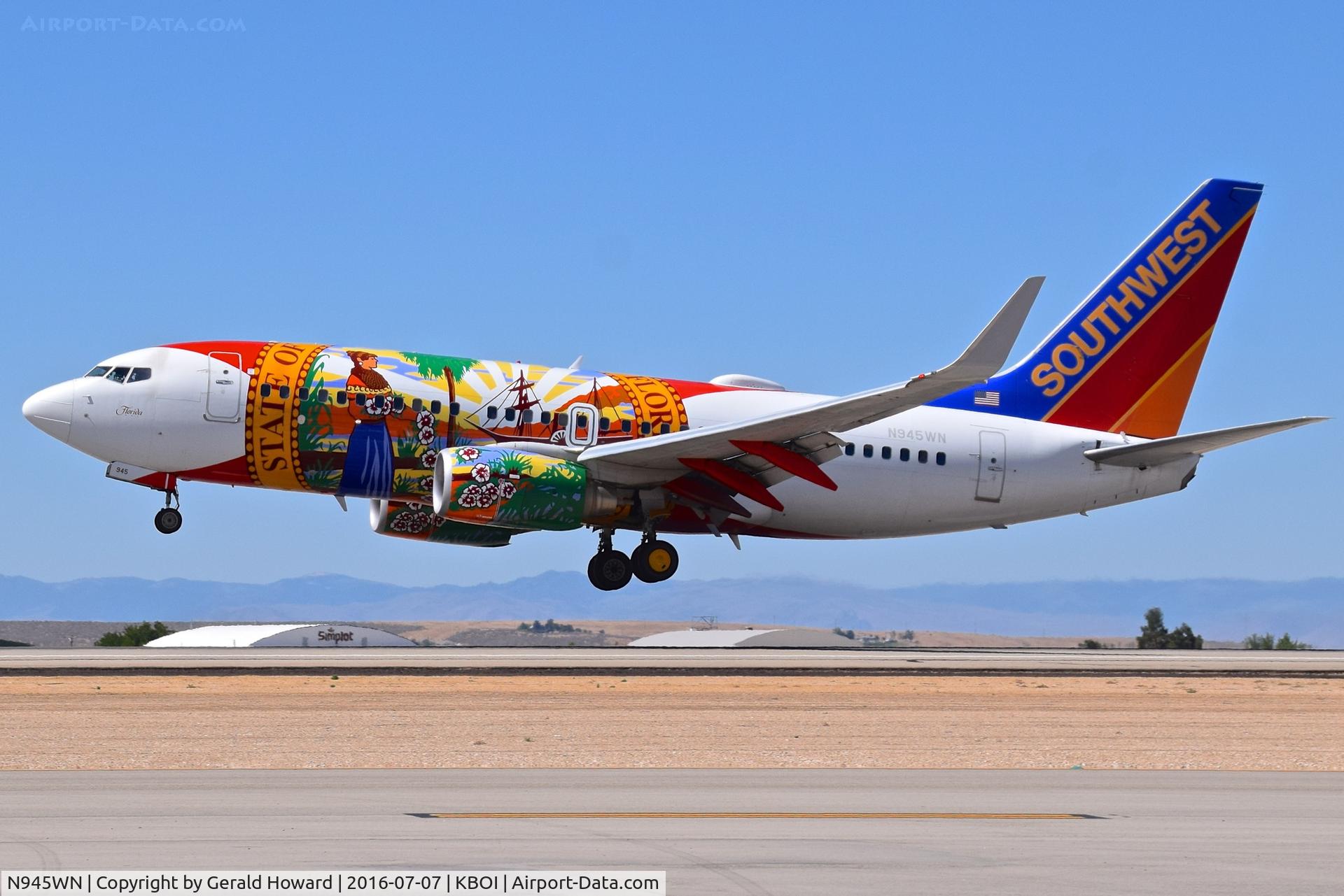 N945WN, 2010 Boeing 737-7H4 C/N 36660, Landing RWY 10L.