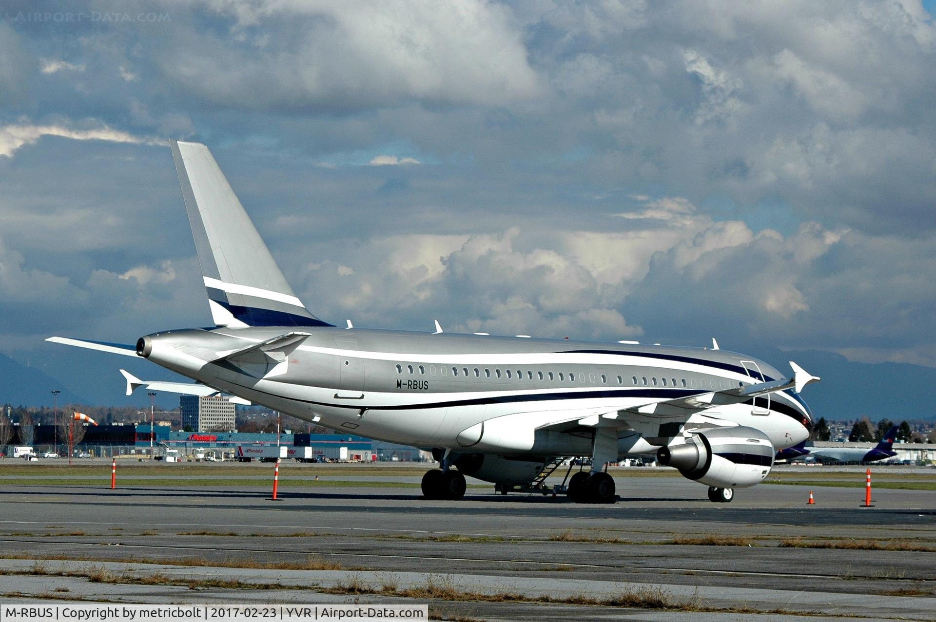 M-RBUS, 2009 Airbus A319-115CJ C/N 3856, At YVR