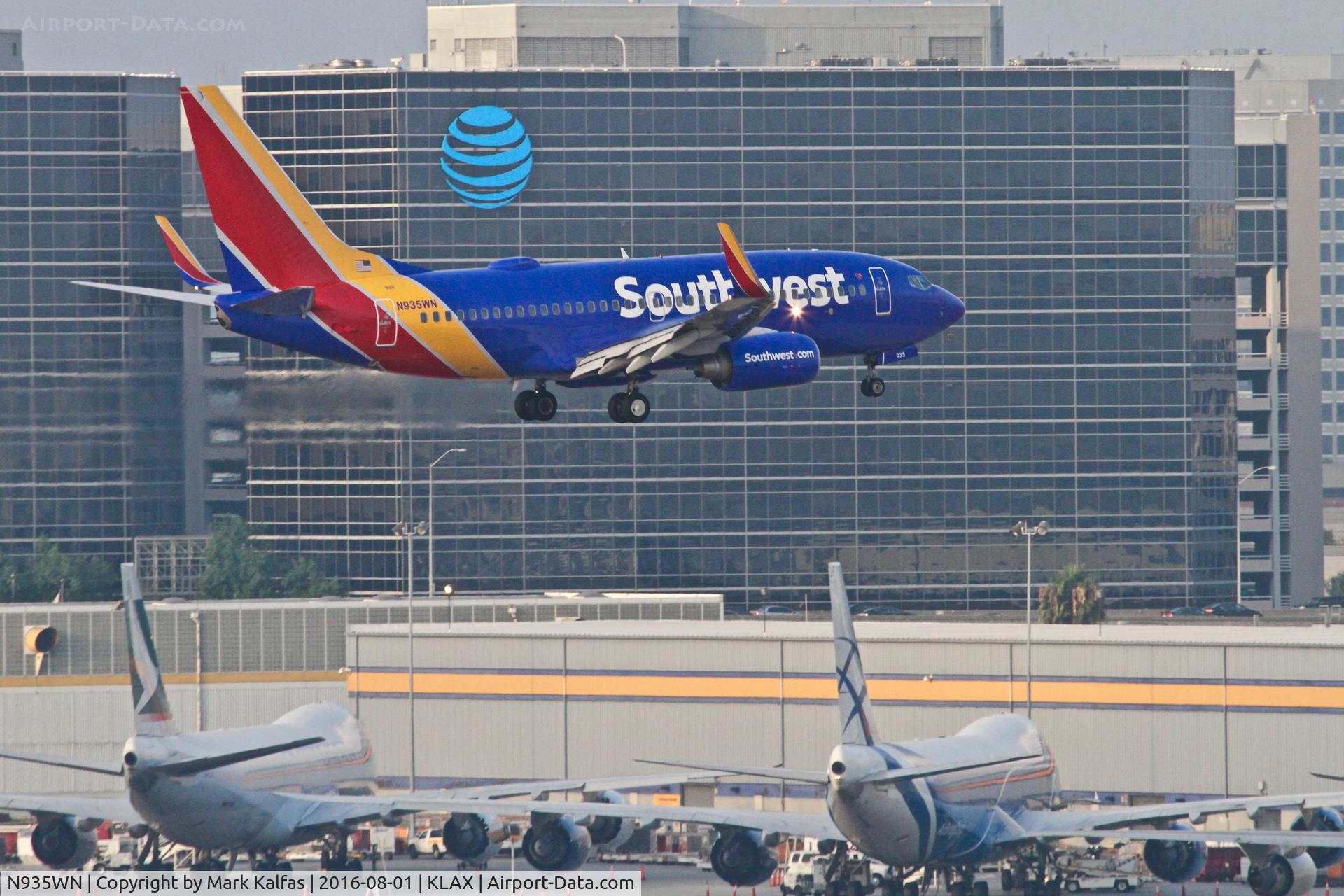 N935WN, 2009 Boeing 737-7H4 C/N 36641, Southwest Boeing 737-7H4, short final for 25L KLAX