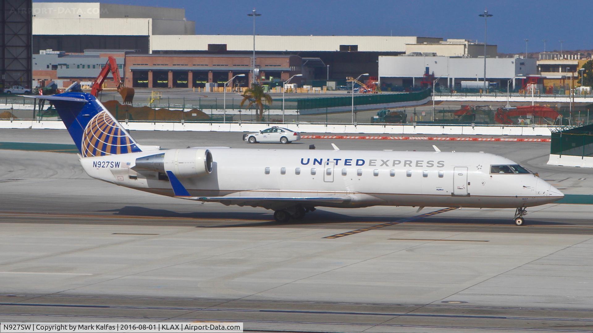 N927SW, 2002 Bombardier CRJ-200ER (CL-600-2B19) C/N 7693, United/SkyWest Bombardier CL-600-2B19, taxiway Sierra KLAX