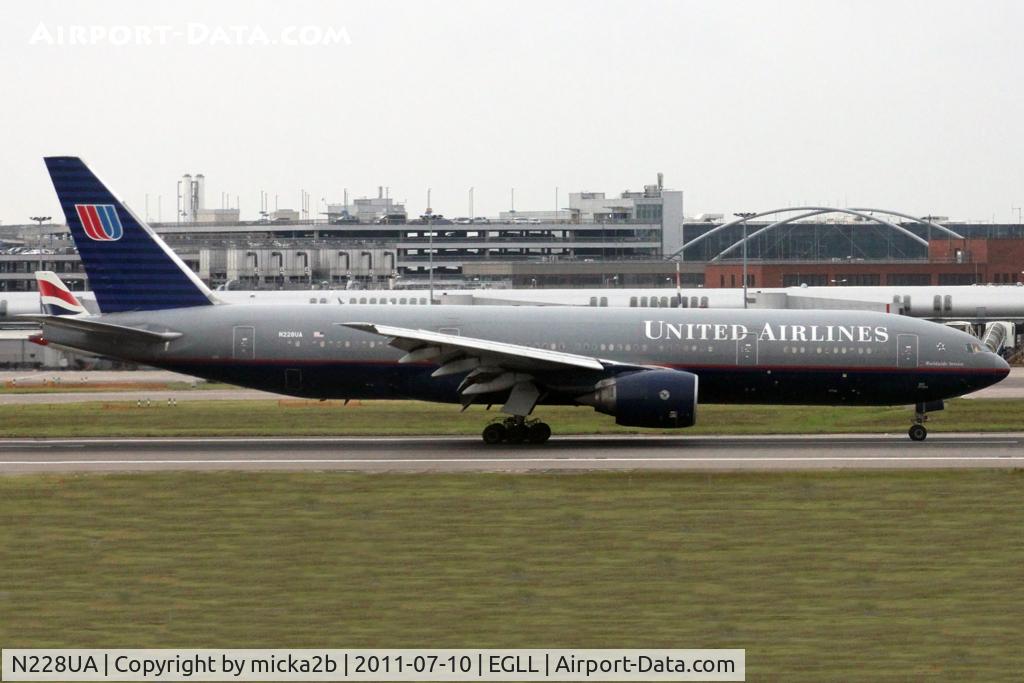 N228UA, 2002 Boeing 777-222 C/N 30556, Taxiing