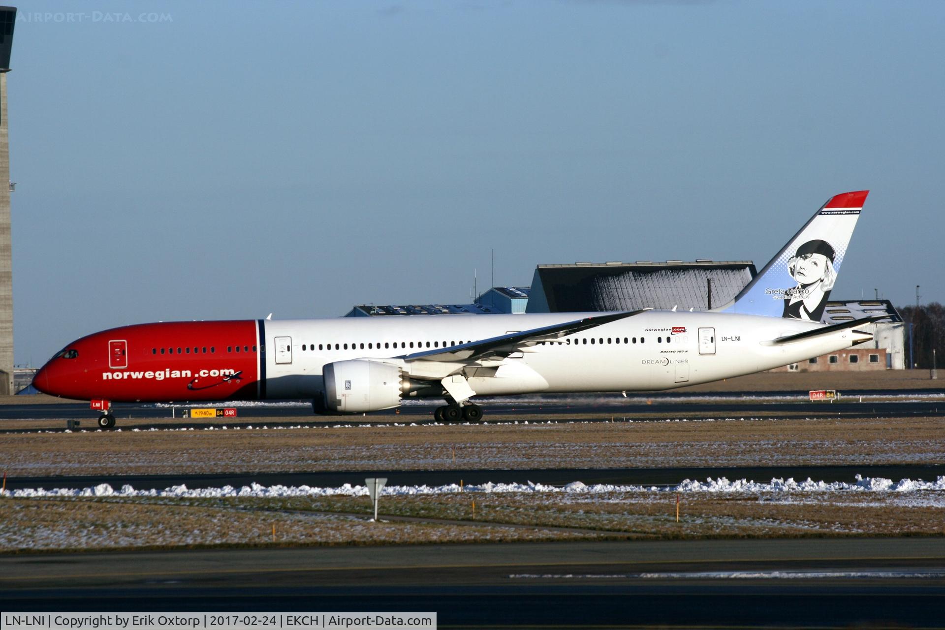 LN-LNI, 2016 Boeing 787-9 Dreamliner C/N 37307, LN-LNI just landed rw 22L