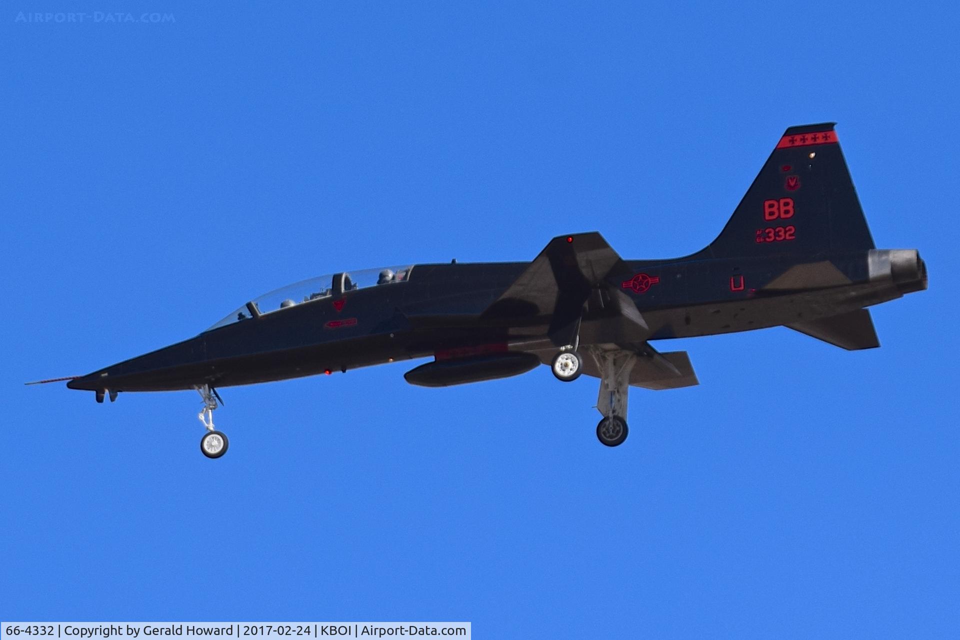 66-4332, 1966 Northrop T-38A Talon C/N N.5908, Landing RWY 28L.  9th Recon Wing, Beale AFB, CA.