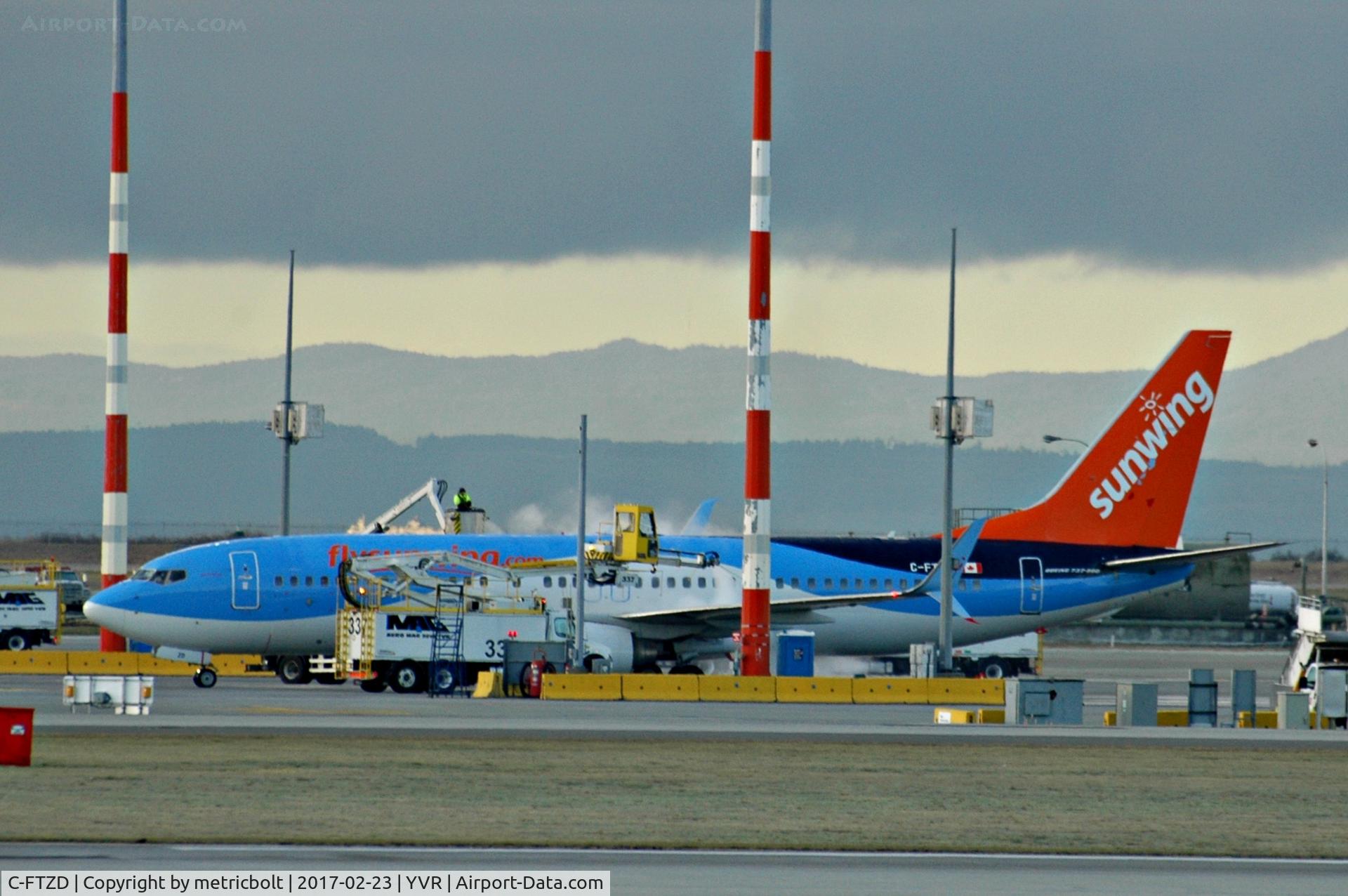 C-FTZD, 2008 Bombardier CRJ-900 (CL-600-2D24) C/N 15182, de-icing at YVR