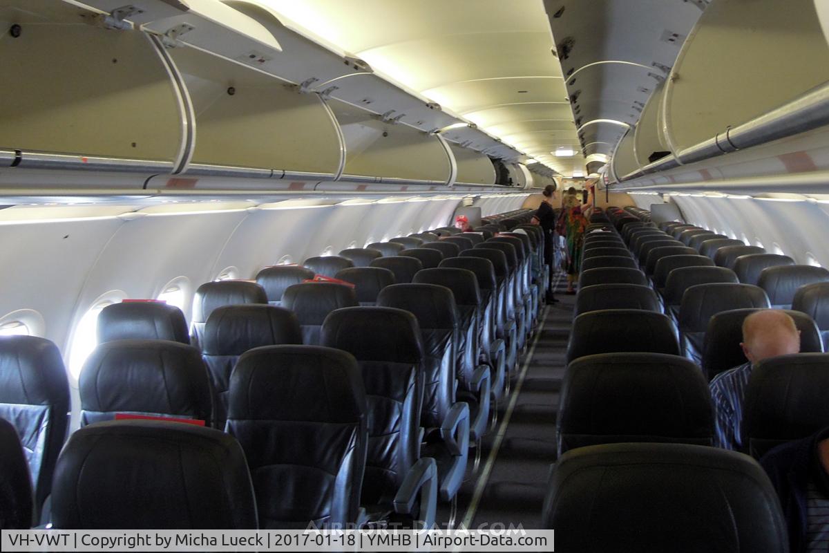 VH-VWT, Airbus A321-231 C/N 3717, Boarding at HBA
