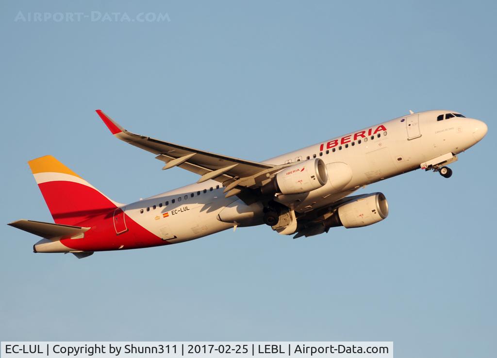 EC-LUL, 2013 Airbus A320-216 C/N 5486, Taking off from rwy 07R in new c/s