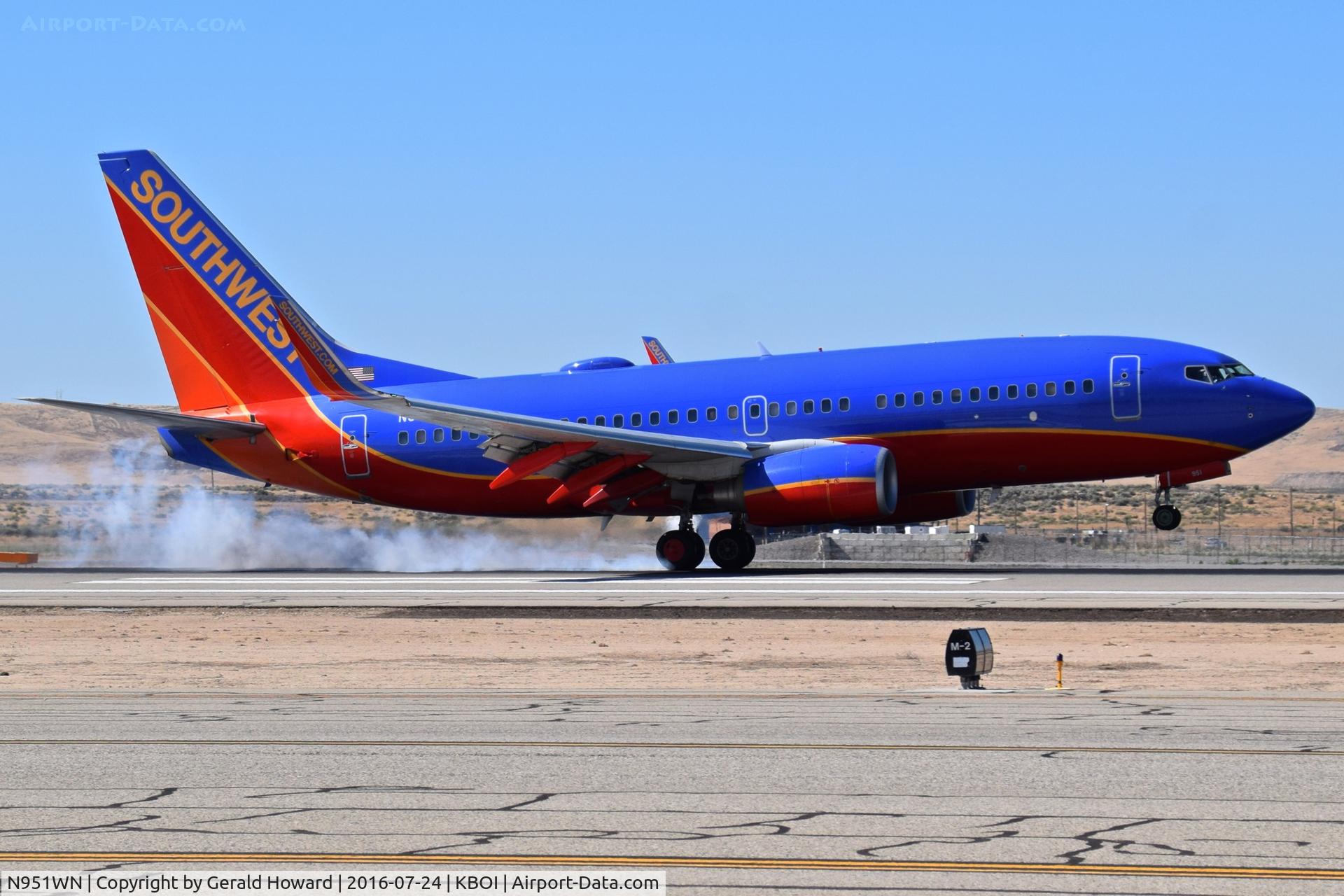 N951WN, 2010 Boeing 737-7H4 C/N 36665, Landing RWY 28R.