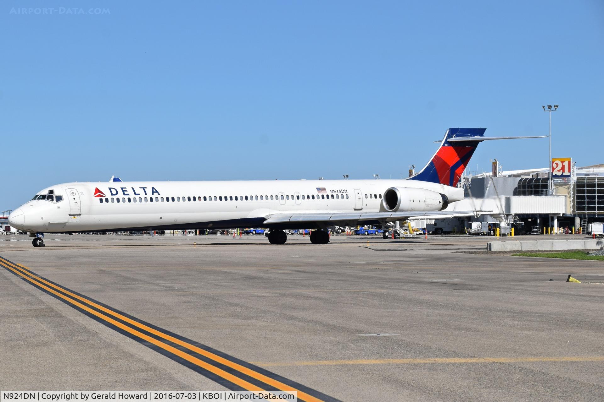 N924DN, 1998 McDonnell Douglas MD-90-30 C/N 53586, Taxi from the gate to RWY 28R.