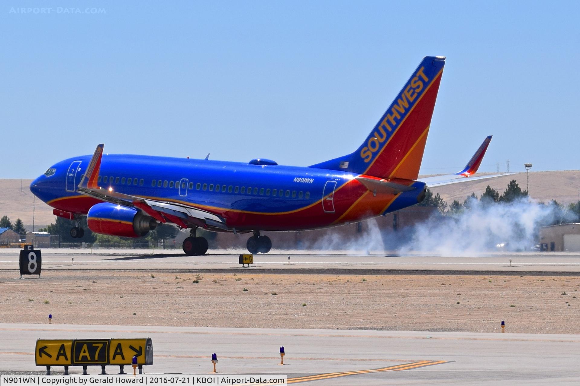 N901WN, 2007 Boeing 737-7H4 C/N 32545, Landing RWY 10L.