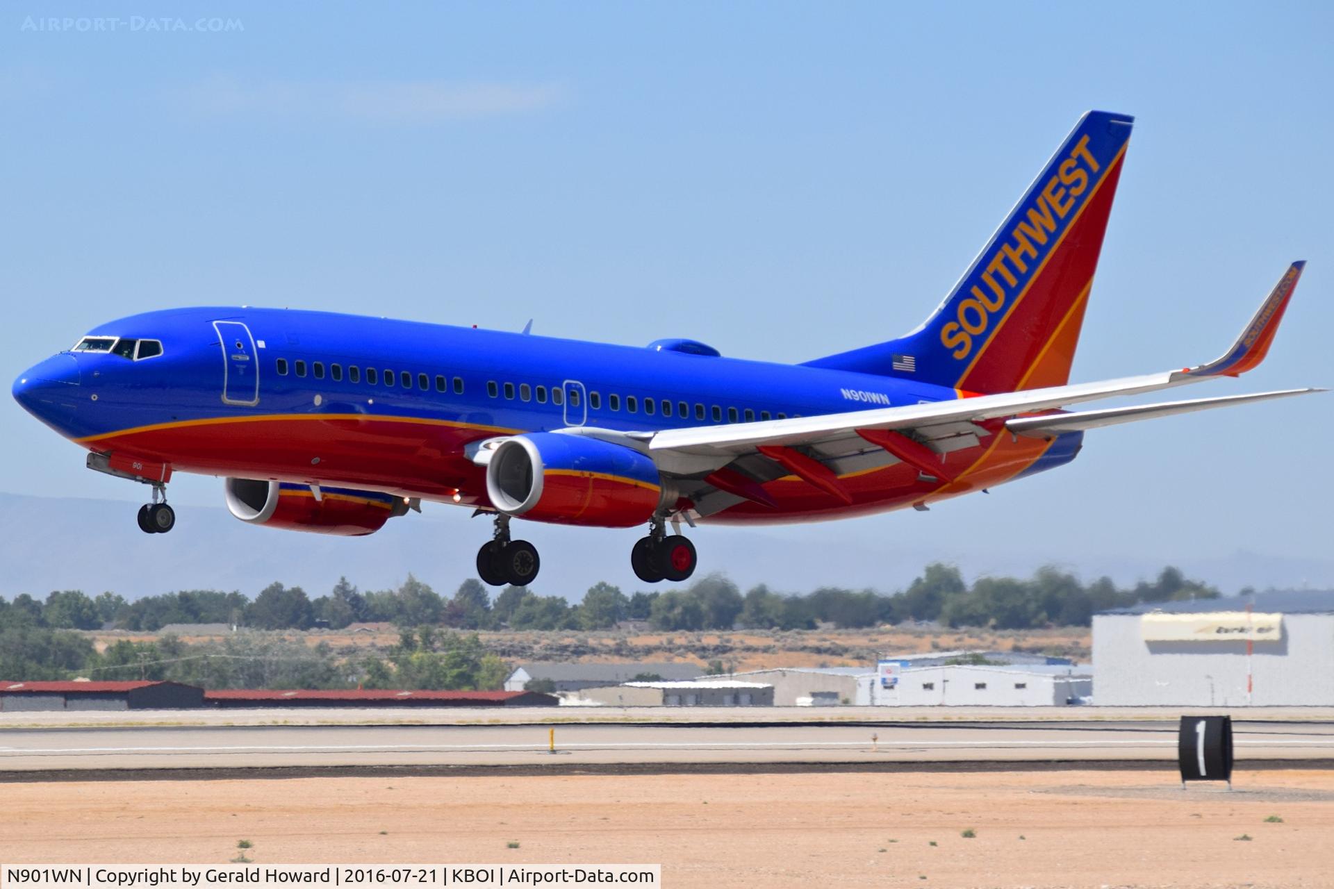 N901WN, 2007 Boeing 737-7H4 C/N 32545, Landing RWY 10L.