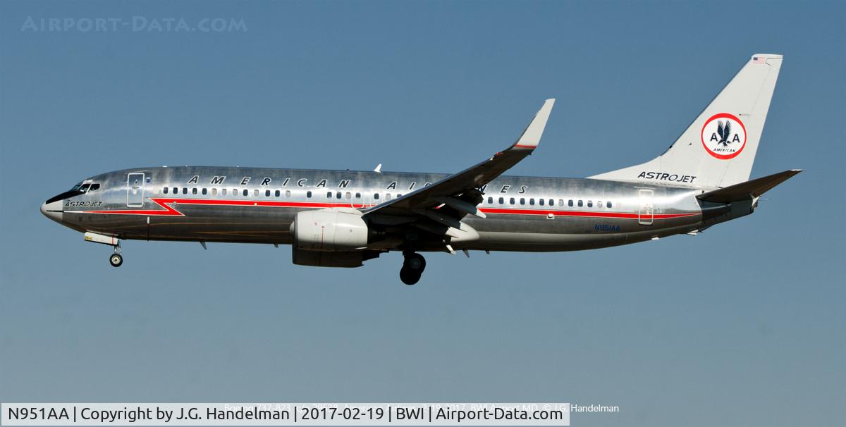 N951AA, 2000 Boeing 737-823 C/N 29538, Approaching 33L.