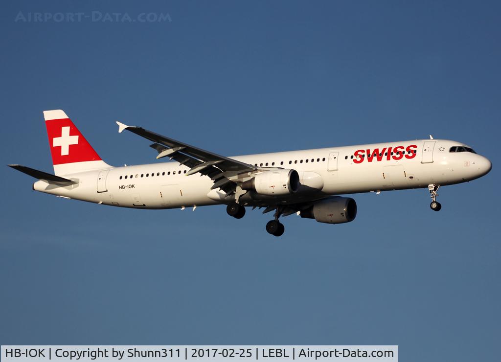 HB-IOK, 1999 Airbus A321-111 C/N 987, Landing rwy 02 with new titles