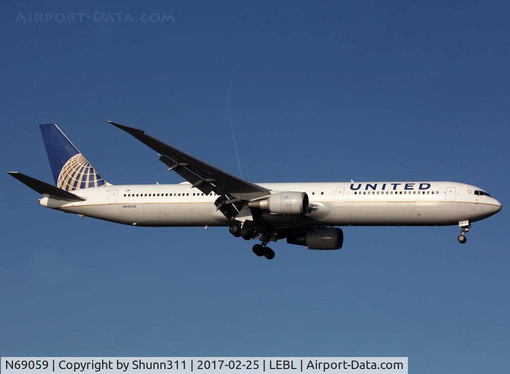 N69059, 2002 Boeing 767-424/ER C/N 29454, Landing rwy 02