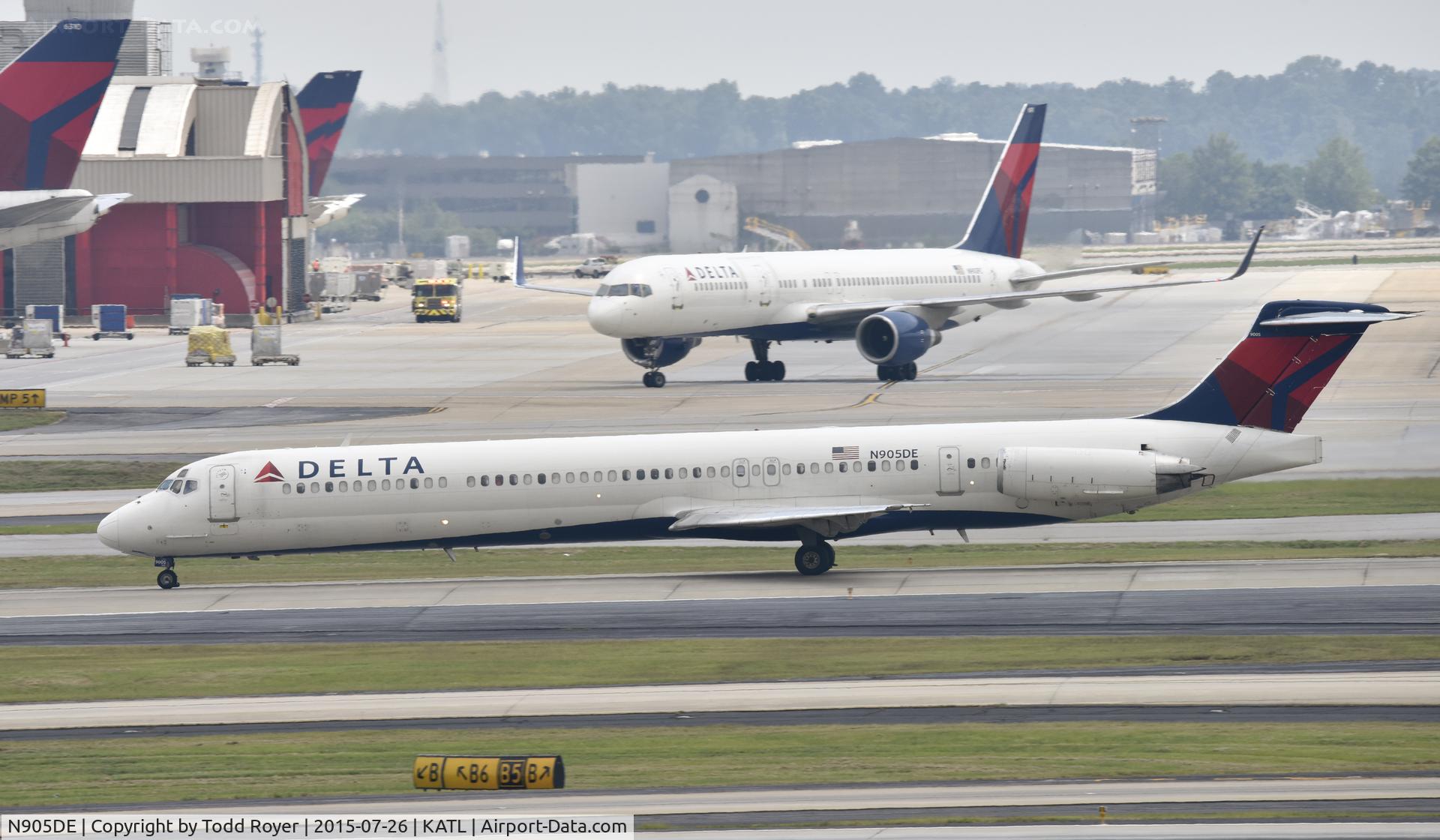 N905DE, 1992 McDonnell Douglas MD-88 C/N 53410, Departing Atlanta