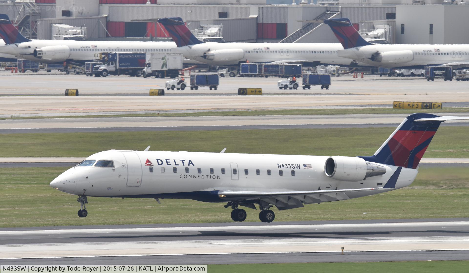 N433SW, 2001 Bombardier CRJ-200LR (CL-600-2B19) C/N 7550, Arriving at Atlanta