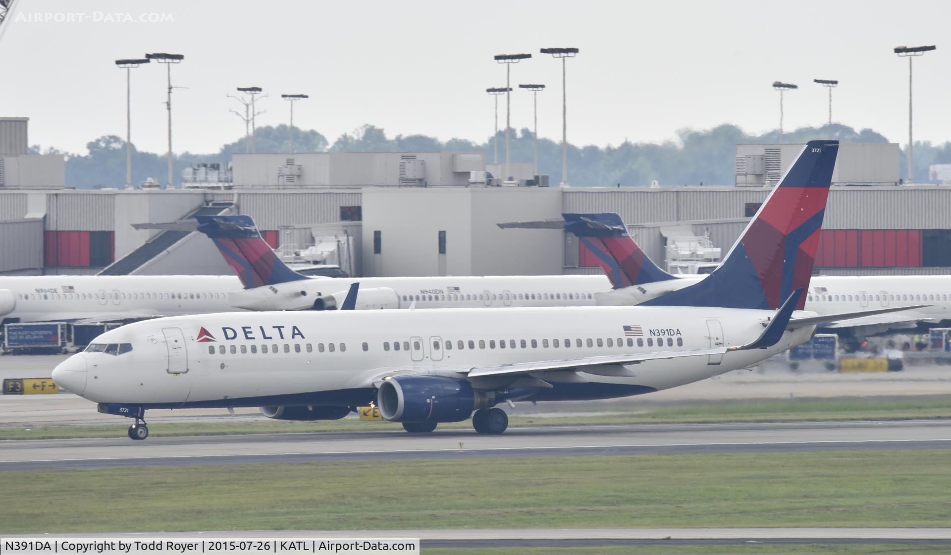 N391DA, 2000 Boeing 737-832 C/N 30560, Departing Atlanta