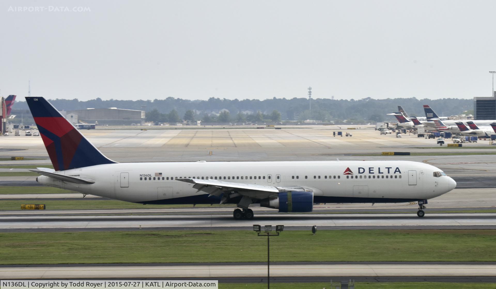 N136DL, 1991 Boeing 767-332 C/N 25146, Arriving at Atlanta