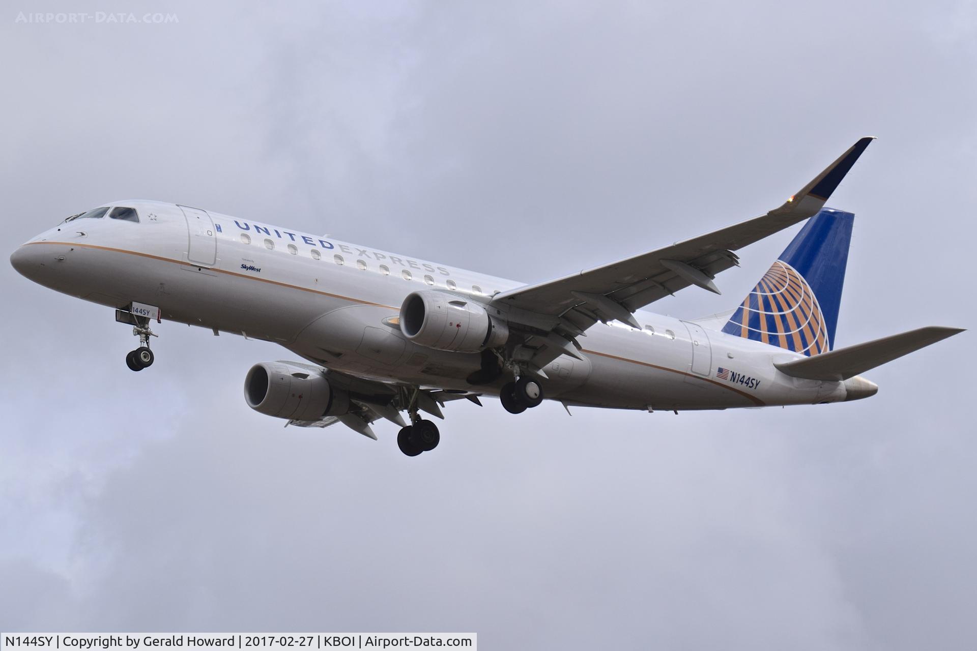 N144SY, 2015 Embraer 175LR (ERJ-170-200LR) C/N 17000482, Landing RWY 28R.