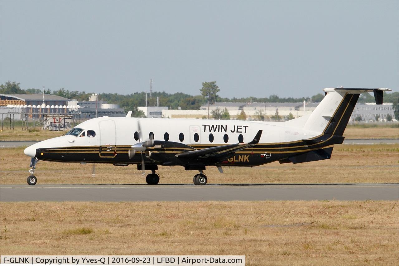 F-GLNK, 1997 Beech 1900D C/N UE-269, Beech 1900D, Taxiing to holding point Delta rwy 05, Bordeaux Mérignac airport (LFBD-BOD)