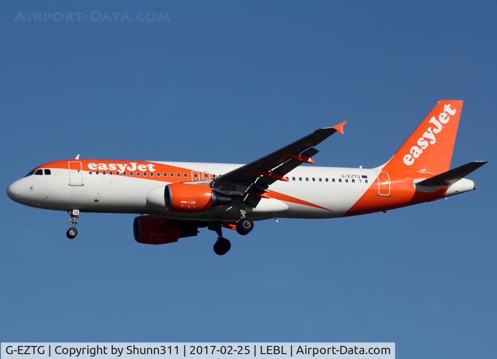 G-EZTG, 2009 Airbus A320-214 C/N 3946, Landing rwy 25R in new c/s