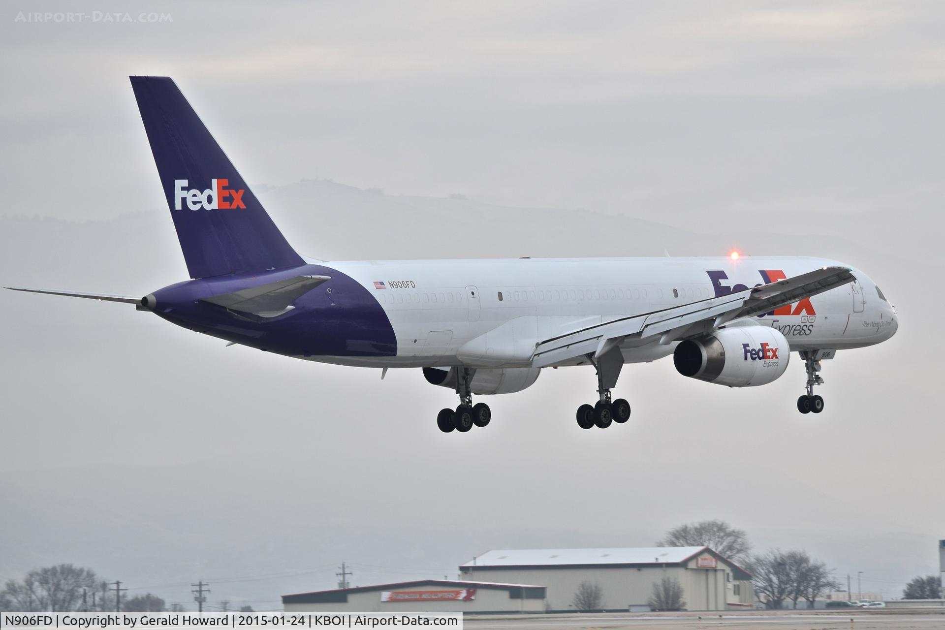 N906FD, 1993 Boeing 757-2B7 C/N 27148, Landing RWY 10L.
