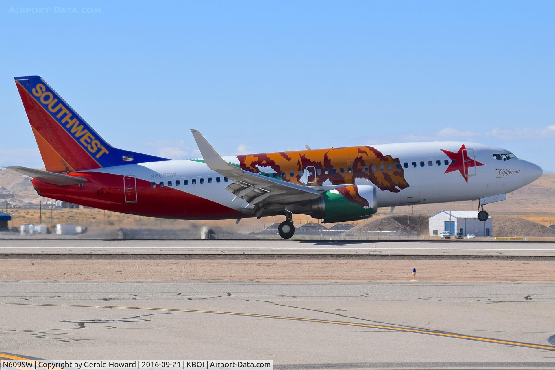 N609SW, 1995 Boeing 737-3H4 C/N 27929, Departing RWY 28R.