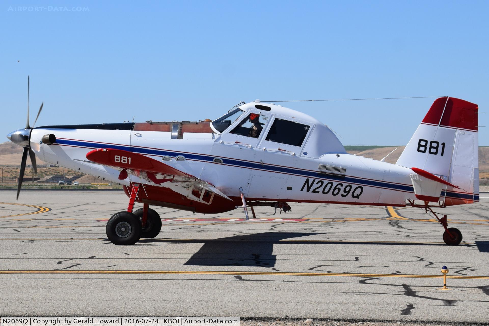 N2069Q, 2012 Air Tractor Inc AT-802 C/N 802-0449, Taxi to RWY 28R for water drop mission.