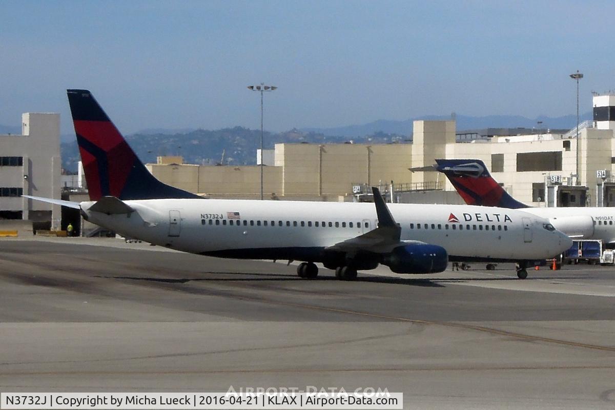 N3732J, 2000 Boeing 737-832 C/N 30380, At LAX