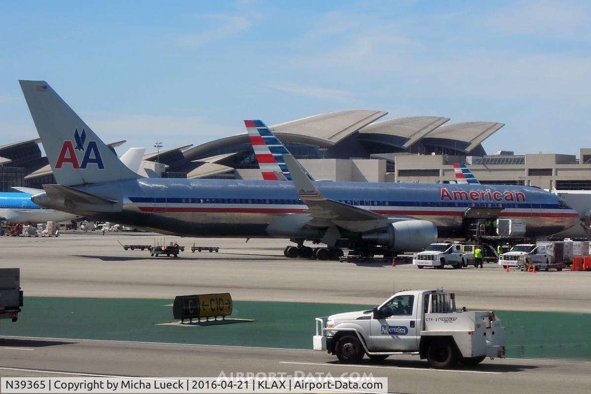 N39365, 1988 Boeing 767-323 C/N 24046, At LAX