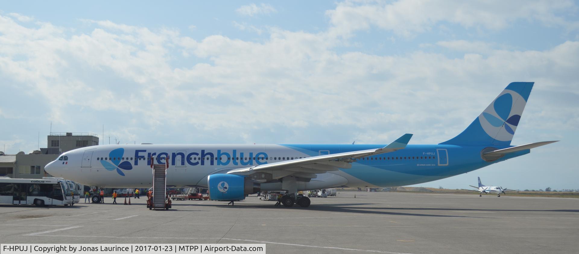 F-HPUJ, 2016 Airbus A330-232 C/N 1727, L'avion français French Blue pour le vol d'Air Caraïbes prêt pour le débarquement des passager