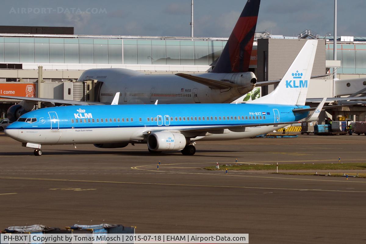 PH-BXT, 2004 Boeing 737-9K2 C/N 32944, 
