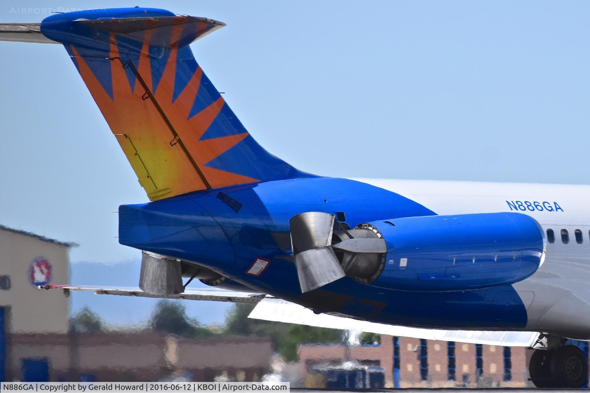 N886GA, 1990 McDonnell Douglas MD-82 (DC-9-82) C/N 49931, Putting on the brakes.