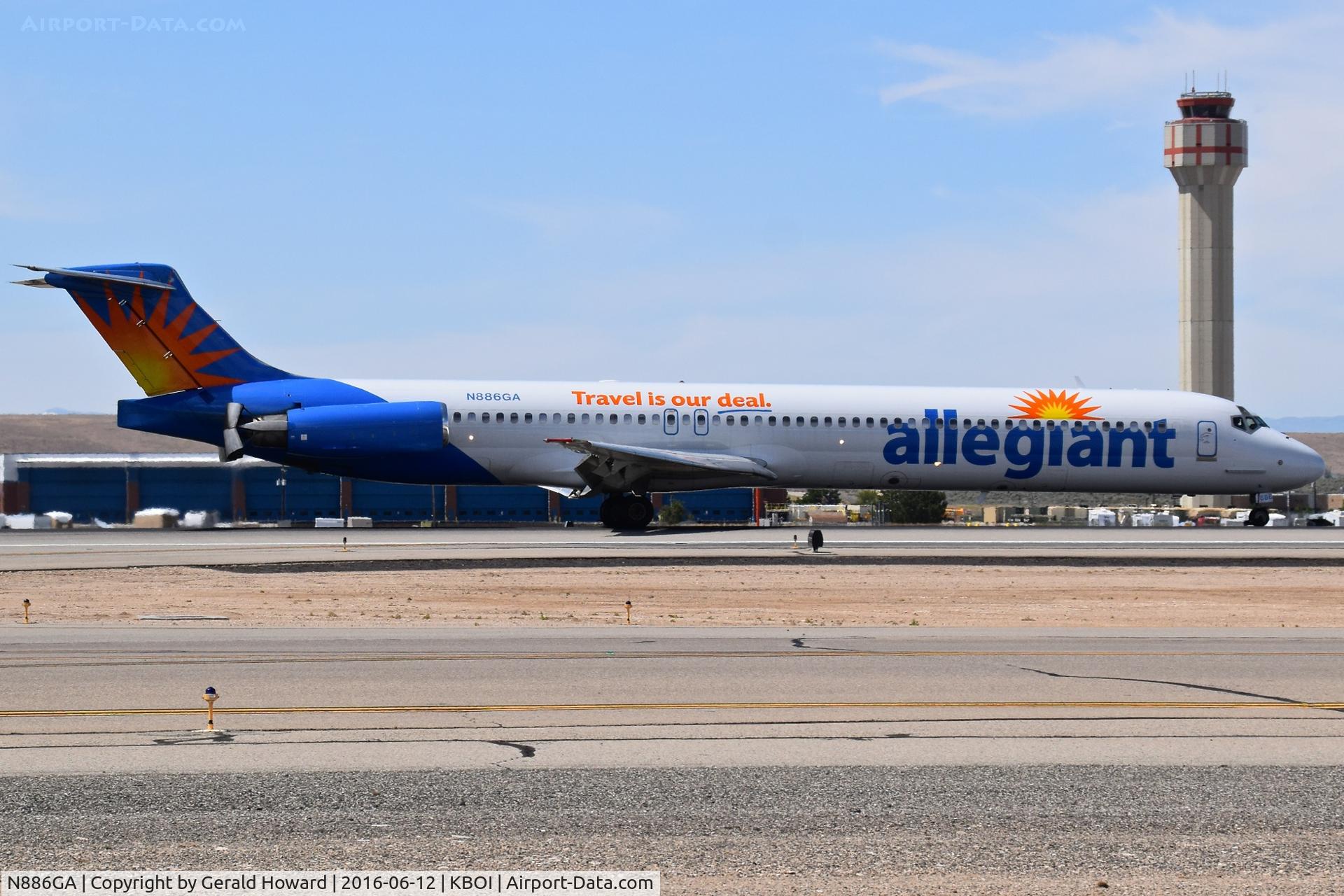 N886GA, 1990 McDonnell Douglas MD-82 (DC-9-82) C/N 49931, Landing RWY 28R.
